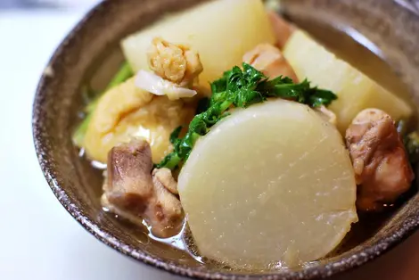 Tranche de daikon cuit dans un plat de poulet daikon