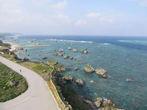 Les routes de l'ile de Miyako sont bordées par l'océan Les routes de l'ile de Miyako sont bordées par l'océan