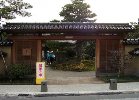 L'entrée de la résidence des Takada dans le quartier de Nagamachi à Kanazawa L'entrée de la résidence des Takada dans le quartier de Nagamachi à Kanazawa