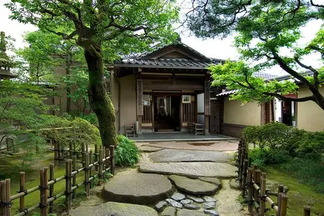 Entrée de la résidence Nomura, dans le quartier Nagamachi à Kanazawa Entrée de la résidence Nomura, dans le quartier Nagamachi à Kanazawa