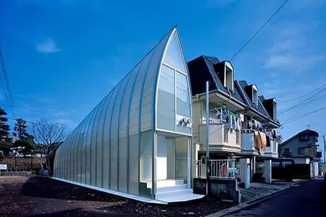 La maison Lucky drops house : construite tout en longueur, mais aussi en hauteur (1 étage) par l'Atelier Tekuto