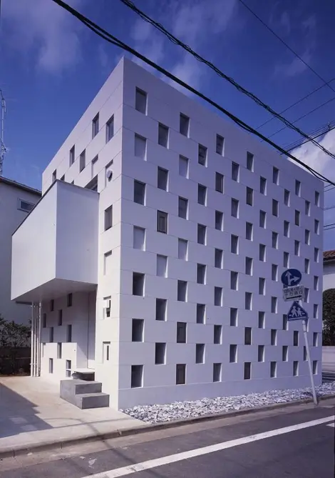 La maison Cell brick house à Tokyo par l'Atelier Tekuto, vue de l'extérieur