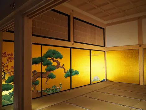 Magnifiques fusuma dorés du palais Honmaru dans la château de Nagoya Magnifiques fusuma dorés du palais Honmaru dans la château de Nagoya