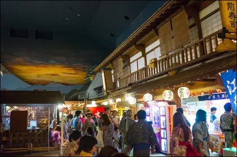L'intérieur des bains du Oedo onsen monogatari à Tokyo L'intérieur des bains du Oedo onsen monogatari à Tokyo