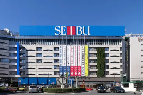 Soldes en façade du depa-chika Seibu Soldes en façade du depa-chika Seibu