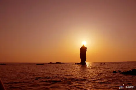 Le Rocher Rôsoku, en forme de bougie, dont la mèche est allumée par le soleil couchant...