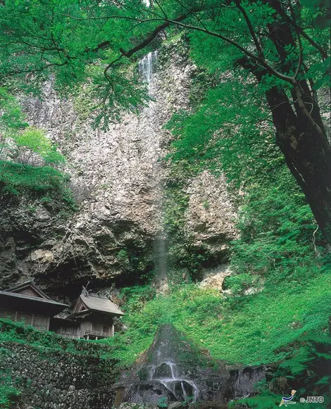 La cascade Dangyô, sur l'île Dôgo La cascade Dangyô, sur l'île Dôgo