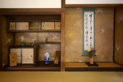 Tokonoma pourvu de diverses décorations : fleurs (chabana) et calligraphie (kakejiku), ainsi que divers objets ornementaux . Tokonoma pourvu de diverses décorations : fleurs (chabana) et calligraphie (kakejiku), ainsi que divers objets ornementaux .