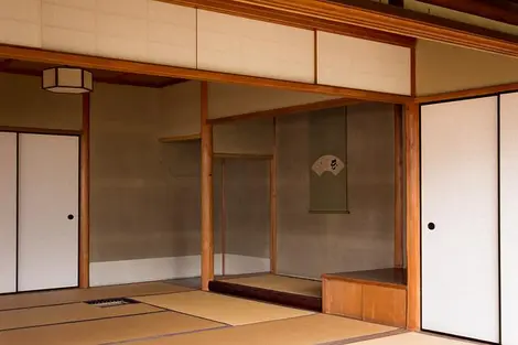Le tokonoma se trouve dans la chashitsu, la pièce où se déroule la cérémonie du thé Le tokonoma se trouve dans la chashitsu, la pièce où se déroule la cérémonie du thé