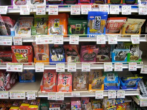 Choix de furikake dans un supermarché Choix de furikake dans un supermarché