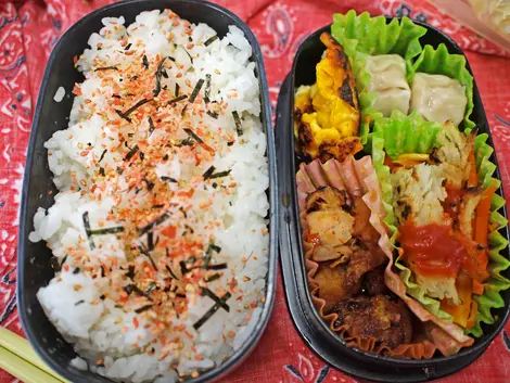 Furikake sur le riz du bentô Furikake sur le riz du bentô