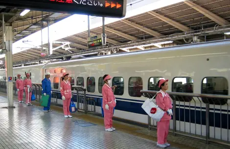 Service de nettoyage d'un Shinkansen en gare de Tokyo