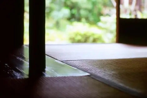 Le tatami est un revêtement de sol traditionnel japonais fait en paille de riz Le tatami est un revêtement de sol traditionnel japonais fait en paille de riz