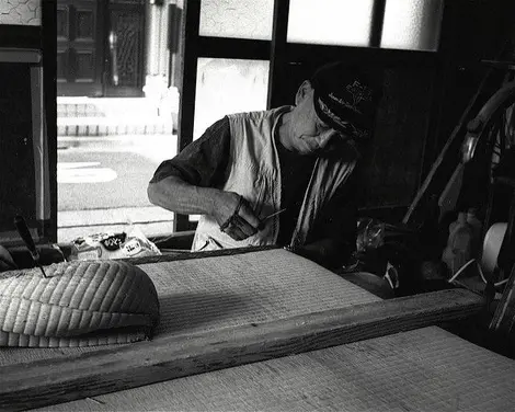 La fabrication des tatami se fait à la main La fabrication des tatami se fait à la main