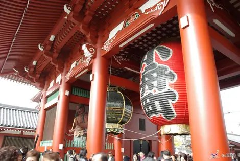 La grande lanterne du temple Sensô-ji d'Asakusa à Tokyo La grande lanterne du temple Sensô-ji d'Asakusa à Tokyo