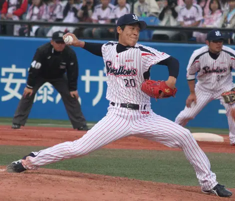 Tetsuya_Yamamoto,_pitcher_of_the_Tokyo_Yakult_Swallows,_at_Meiji_Jingu_Stadium