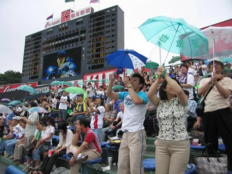 Meiji_Jingu_Stadium-umbrella