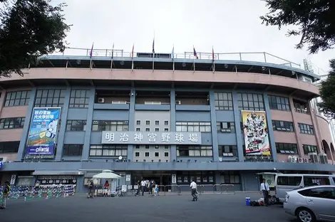 L'entrée du stade de baseball Meiji Jingu à Tokyo L'entrée du stade de baseball Meiji Jingu à Tokyo