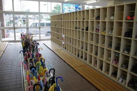 Genkan d'une école primaire japonaise dans la préfecture d'Ishikawa Genkan d'une école primaire japonaise dans la préfecture d'Ishikawa