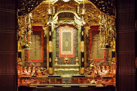 Un butsudan avec au centre, une tenture représentant Bouddha Un butsudan avec au centre, une tenture représentant Bouddha