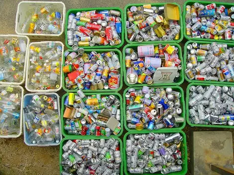 Au Japon, les canettes et bouteilles sont recyclées. Au Japon, les canettes et bouteilles sont recyclées.