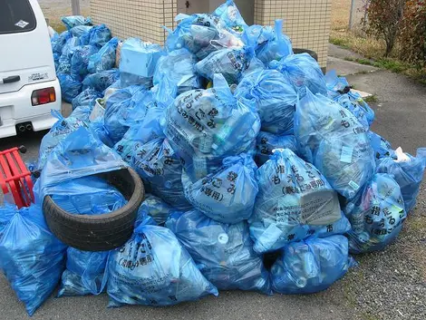 Ces poubelles bleues contiennent des déchets combustibles, "moeru gomi"