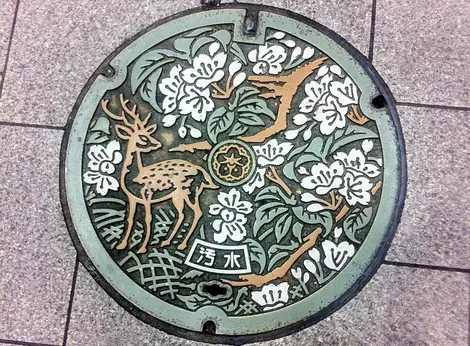 Une plaque d'égout à l'effigie des daims de Nara. Une plaque d'égout à l'effigie des daims de Nara.