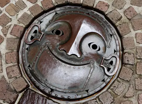 Une plaque d'égout au musée Ghibli. Une plaque d'égout au musée Ghibli.