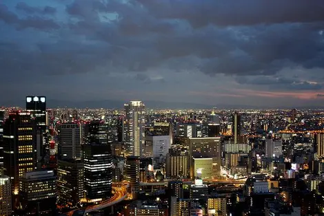 La vue de nuit depuis l'Umeda sky building à Osaka La vue de nuit depuis l'Umeda sky building à Osaka