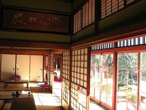 Les shoji peuvent être placés entre la véranda et la maison Les shoji peuvent être placés entre la véranda et la maison
