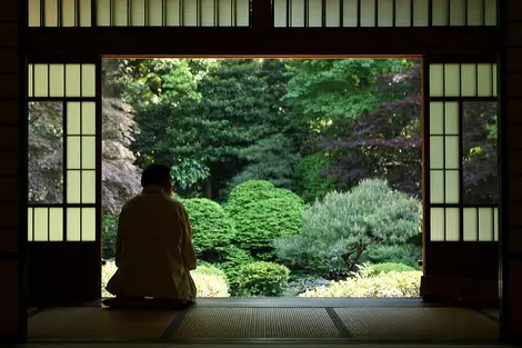 En été, les shôji sont grands ouverts pour admirer le jardin En été, les shôji sont grands ouverts pour admirer le jardin