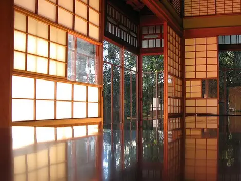 Le papier washi diffuse une lumière agréable dans la pièce Le papier washi diffuse une lumière agréable dans la pièce
