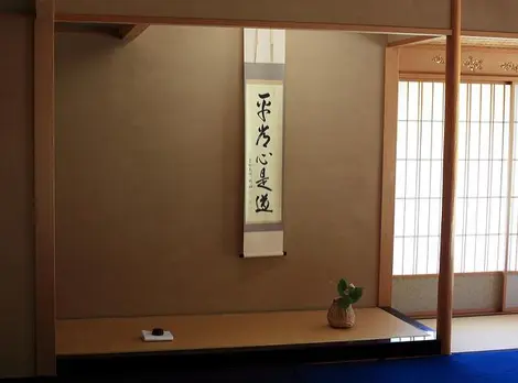 Un rouleau décoratif, kakejiku, est au centre de l'alcôve tokonoma Un rouleau décoratif, kakejiku, est au centre de l'alcôve tokonoma