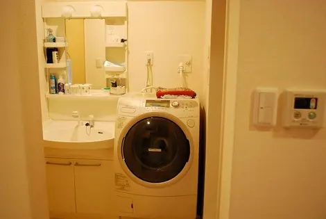 "Senmenjo" est la pièce où l'on se déshabille et se débarbouille avant d'entrer dans la salle de bain "furoba" "Senmenjo" est la pièce où l'on se déshabille et se débarbouille avant d'entrer dans la salle de bain "furoba"
