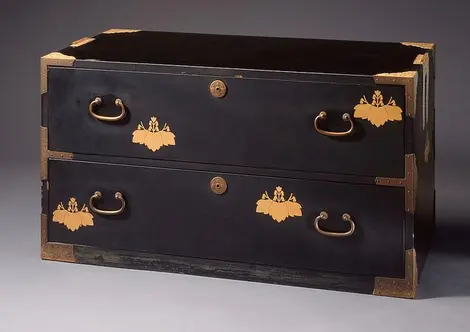 Un commode tansu datant du XIXe siècle Un commode tansu datant du XIXe siècle