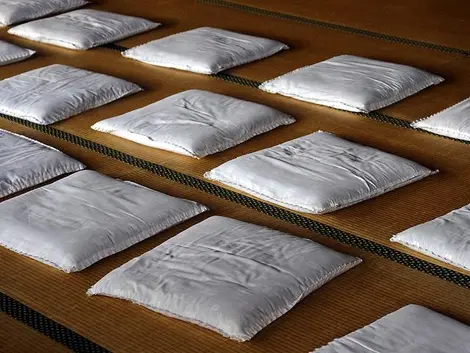 Des coussins zabuton sur un tatami Des coussins zabuton sur un tatami