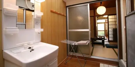 Salle de bain et séjour de notre maison "Anrakuji" à Kyoto Salle de bain et séjour de notre maison "Anrakuji" à Kyoto