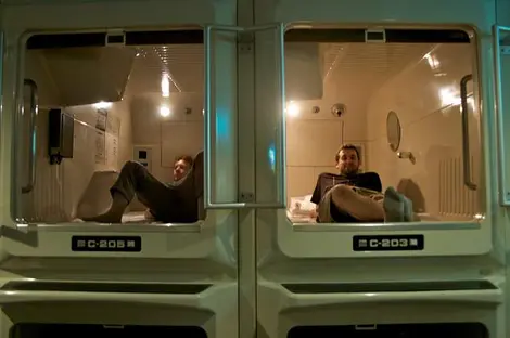 À l'intérieur d'une cabine de capsule hotel, on peut tenir assis. À l'intérieur d'une cabine de capsule hotel, on peut tenir assis.