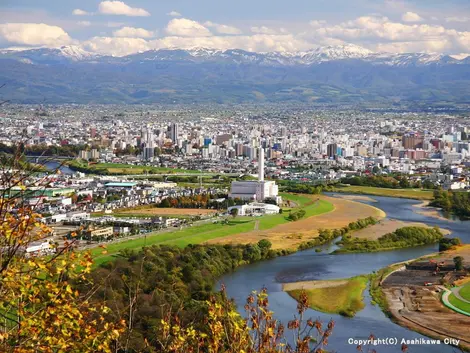 La ville d'Asahikawa et les montagnes environnantes Panorama sur la ville d'Asahikawa