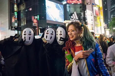 Des Japonais costumés pour Halloween dans le quartier de Shibuya à Tokyo