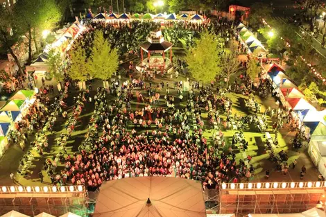 Vista aérea del festival de sake de Saijo (Higashi-hiroshima). Vista aérea del festival de sake de Saijo (Higashi-hiroshima).