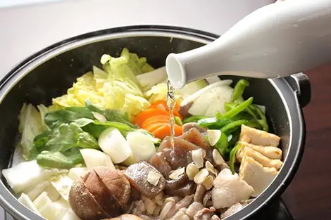 Le bishu nabe, cuisiné dans du saké, est le plat typique de la ville de Saijo