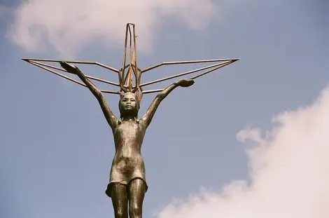 La statue de la fillette Sadako Sasaki, au sommet du Monument de la Paix des Enfants à Hiroshima