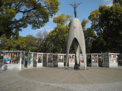 El monumento a la paz de los niños está rodeado de origamis con forma de grulla, símbolo de la paz.