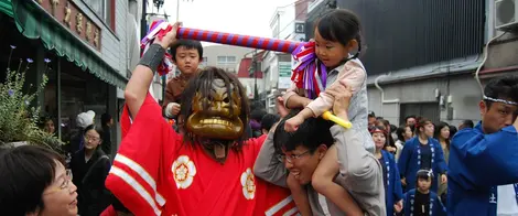Les démons tapotent les passants (et surtout les enfants!) de leurs bâtons pour leur porter bonheur Les démons tapotent les passants (et surtout les enfants!) de leurs bâtons pour leur porter bonheur