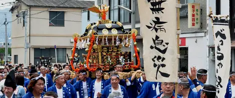 Lors du festival Betcha, les chars mikoshi sont de sortie Lors du festival Betcha, les chars mikoshi sont de sortie