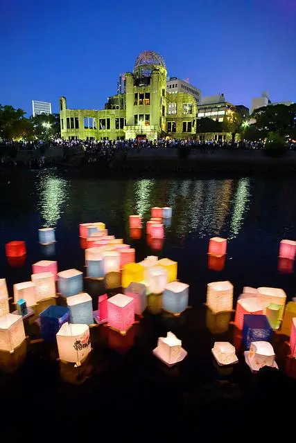 La cérémonie du souvenir a lieu tous les ans le 6 août à Hiroshima La cérémonie du souvenir a lieu tous les ans le 6 août à Hiroshima