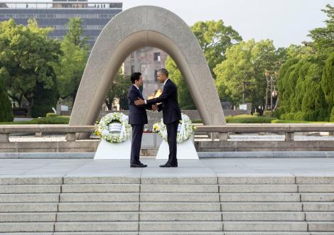 La visite historique du président américain Barack Obama à Hiroshima, avec le Premier Ministre japonais Shinzo Abe, en 2016