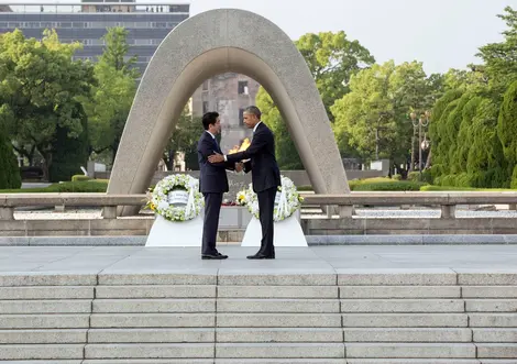 La visite historique du président américain Barack Obama à Hiroshima, avec le Premier Ministre japonais Shinzo Abe, en 2016 La visite historique du président américain Barack Obama à Hiroshima, avec le Premier Ministre japonais Shinzo Abe, en 2016
