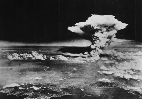 Le nuage atomique au-dessus d'Hiroshima, le 6 août 1945 Le nuage atomique au-dessus d'Hiroshima, le 6 août 1945